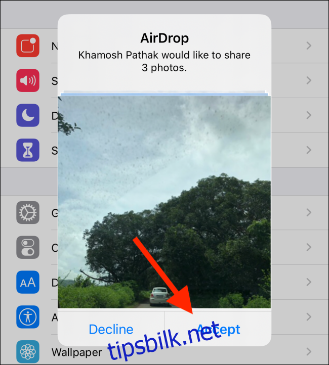 En AirDrop-forespørsel om å dele bilder;  kontakten din må trykke 